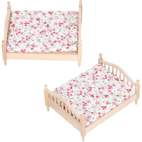 Elegantes und detailliertes Mini-Doppelbett aus Birkenholz für ein Puppenhaus im Maßstab 1:12