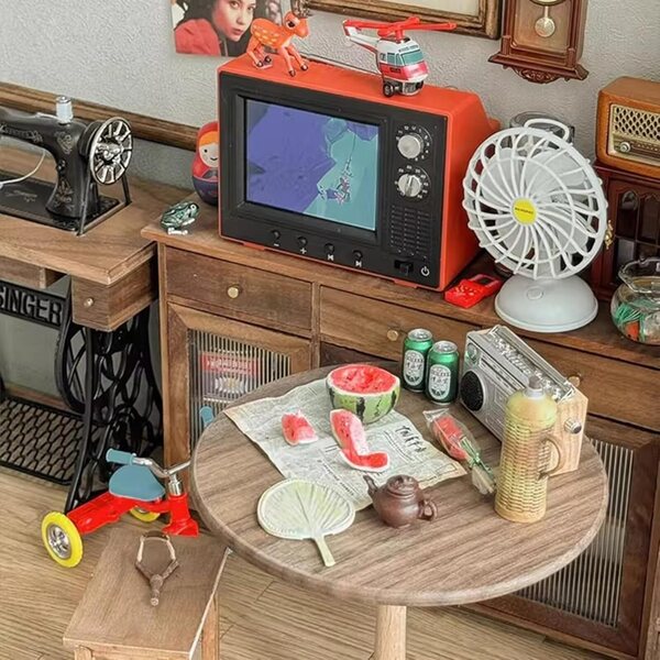 Mini TV per casa delle bambole 1:12 ricaricabile USB con schermo LCD e antenna 180°
