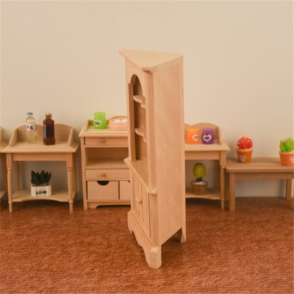 Dreieckiger Holzschrank im Maßstab 1:12 für das Uteruik-Puppenhaus