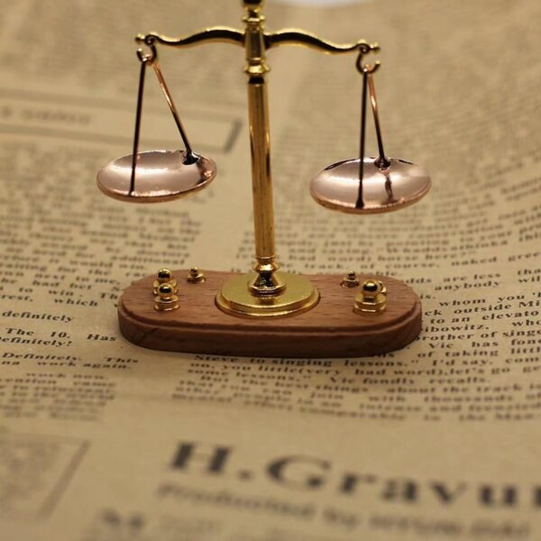Ornamento Miniatura Vintage Bilancia Giustizia in Metallo Antico per Casa e Ufficio