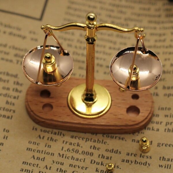 Ornamento Miniatura Vintage Bilancia Giustizia in Metallo Antico per Casa e Ufficio