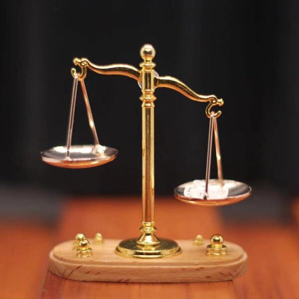 Ornamento Miniatura Vintage Bilancia Giustizia in Metallo Antico per Casa e Ufficio