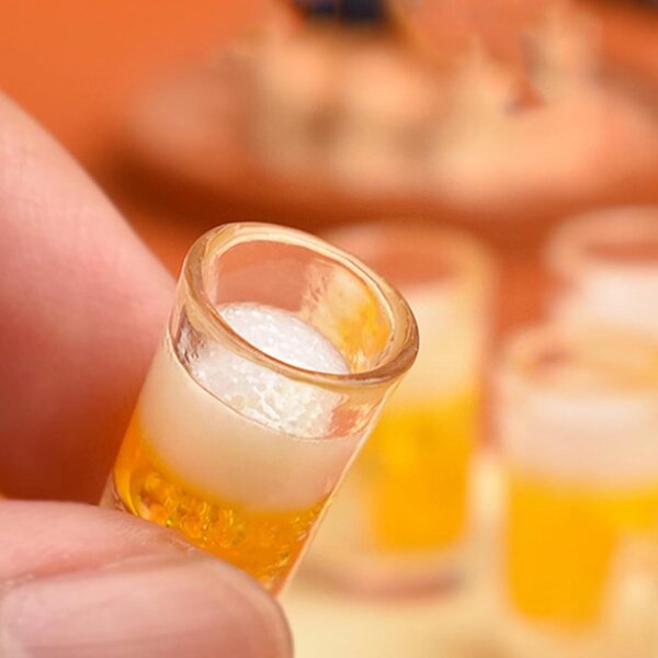 Set mit 10 Miniatur-Bierbechern, Puppenhaus-Dekorationen aus Kunstharz, 2 x 1,1 cm