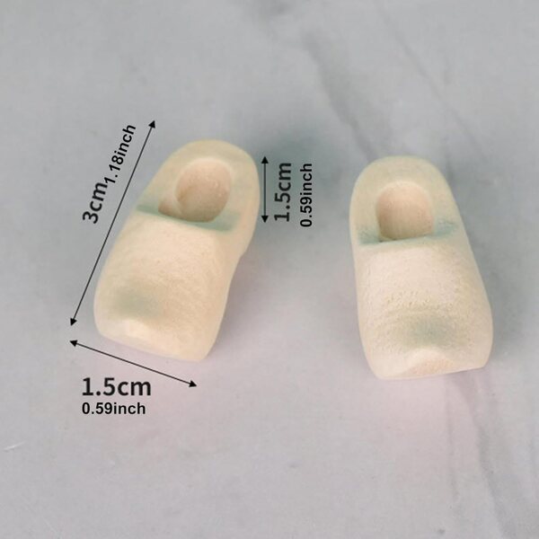 Handgefertigte Miniatur-Holzschuhe für Puppenhäuser und kreative Projekte