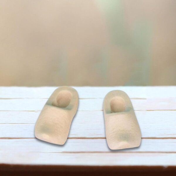Handgefertigte Miniatur-Holzschuhe für Puppenhäuser und kreative Projekte