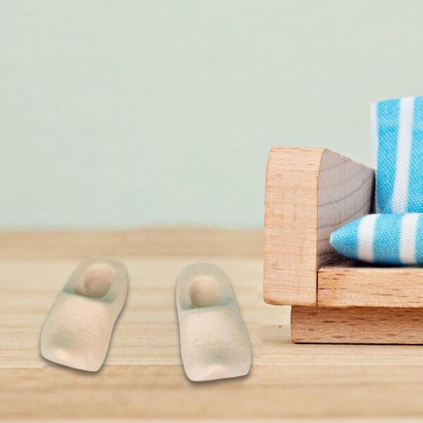 Handgefertigte Miniatur-Holzschuhe für Puppenhäuser und kreative Projekte