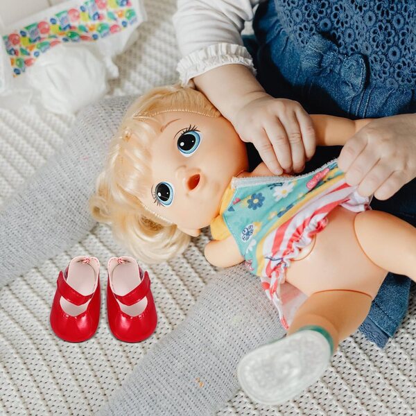 Rote 18-Zoll-Puppenschuhe. Stilvolle Miniaturstiefel zum Spielen und für die Kleidung
