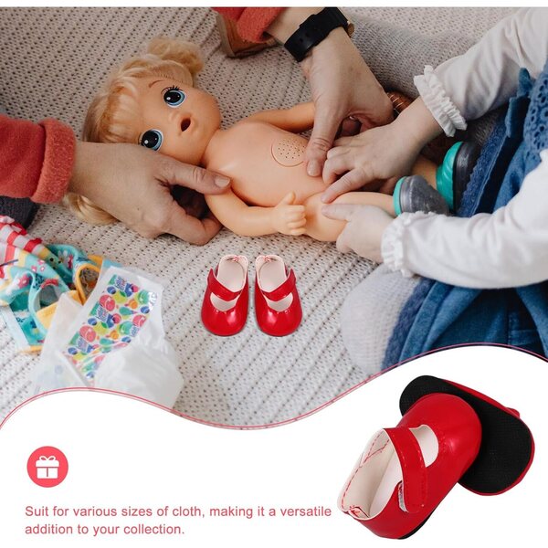 Rote 18-Zoll-Puppenschuhe. Stilvolle Miniaturstiefel zum Spielen und für die Kleidung