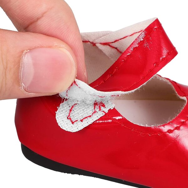 Rote 18-Zoll-Puppenschuhe. Stilvolle Miniaturstiefel zum Spielen und für die Kleidung