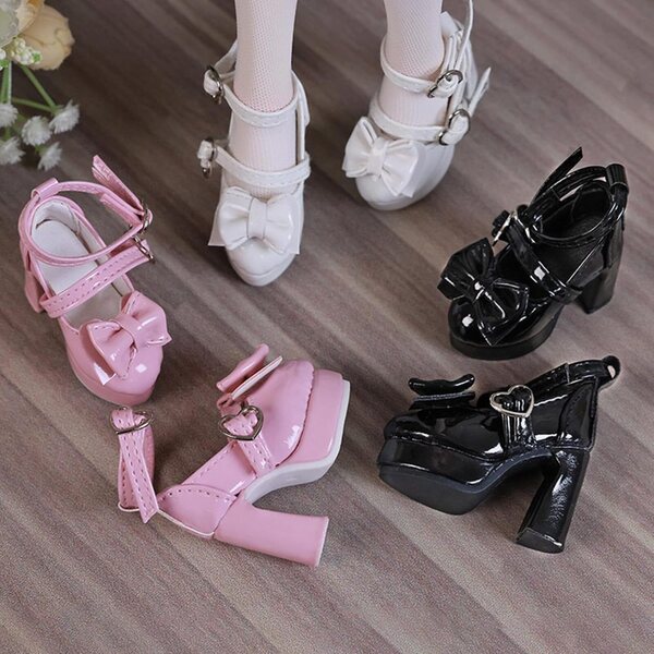 Rosa Puppenschuhe im Maßstab 1:4 mit realistischem Absatz und Herzschnalle, 5 cm