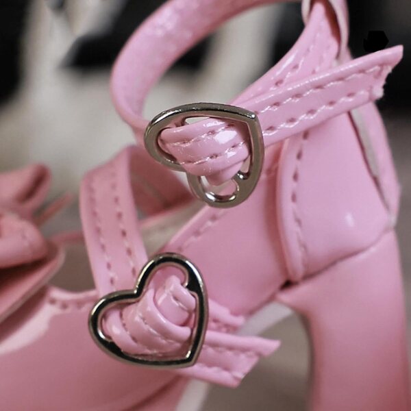 Rosa Puppenschuhe im Maßstab 1:4 mit realistischem Absatz und Herzschnalle, 5 cm