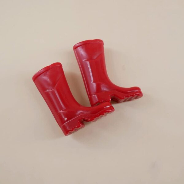 Mini Stivali da Pioggia per Casa delle Bambole in scala 1:12 colore rosso in plastica