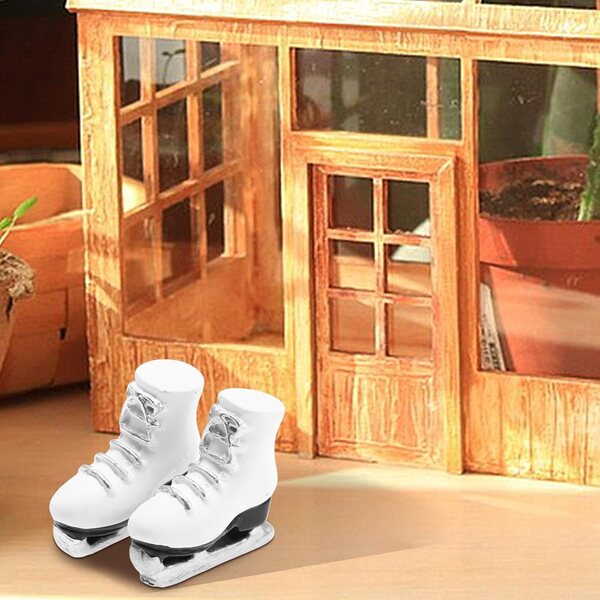 Pattini a rotelle miniatura bianchi in resina per scenografie e decorazioni fai da te