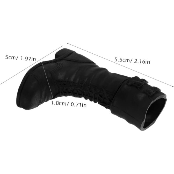Schwarze Miniaturstiefel für Puppen und Stofftiere - handgefertigte Anhänger und Schuhe