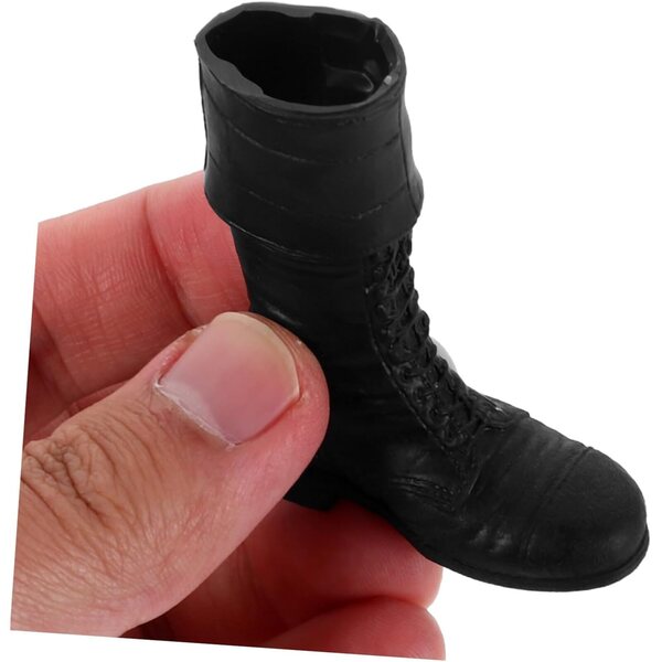 Schwarze Miniaturstiefel für Puppen und Stofftiere - handgefertigte Anhänger und Schuhe
