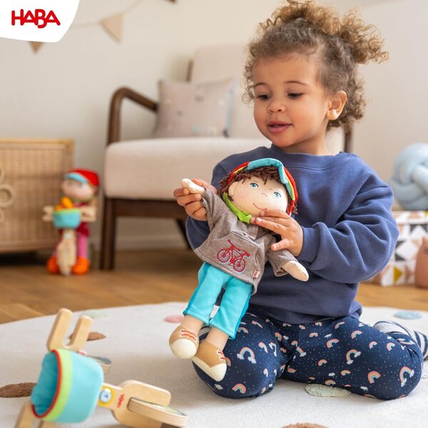 HABA Holzfahrrad Lian mit Puppe, Helm und Korb, sicheres Doppelrad