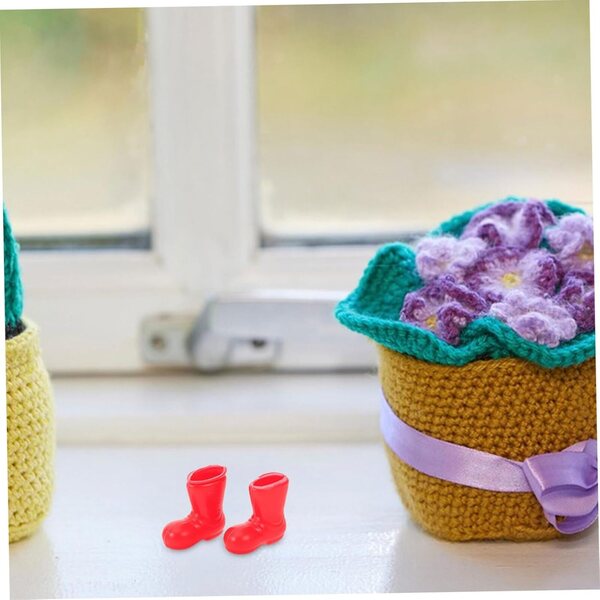 50 Stück rote Mini-Kunststoffschuhe für Puppen und kreative Dekorationen