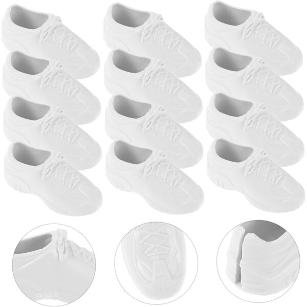 Mehrfarbige Miniaturschuhe aus Kunststoff für Puppen – Set mit 31 Paaren, widerstandsfähig und leicht zu reinigen