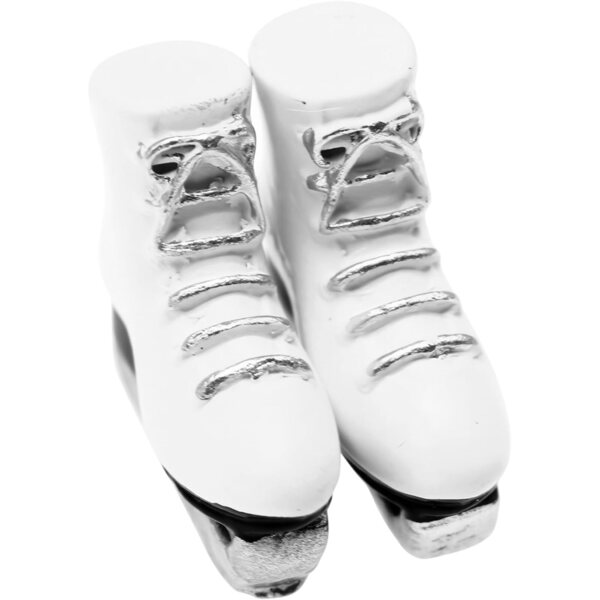Weiße Miniatur-Rollschuhe 1:12 aus Kunstharz – realistisches Zubehör für Miniaturen