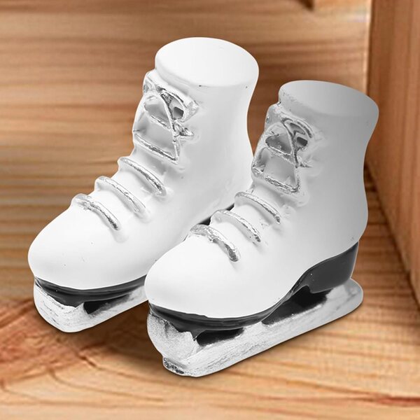 Weiße Miniatur-Rollschuhe 1:12 aus Kunstharz – realistisches Zubehör für Miniaturen