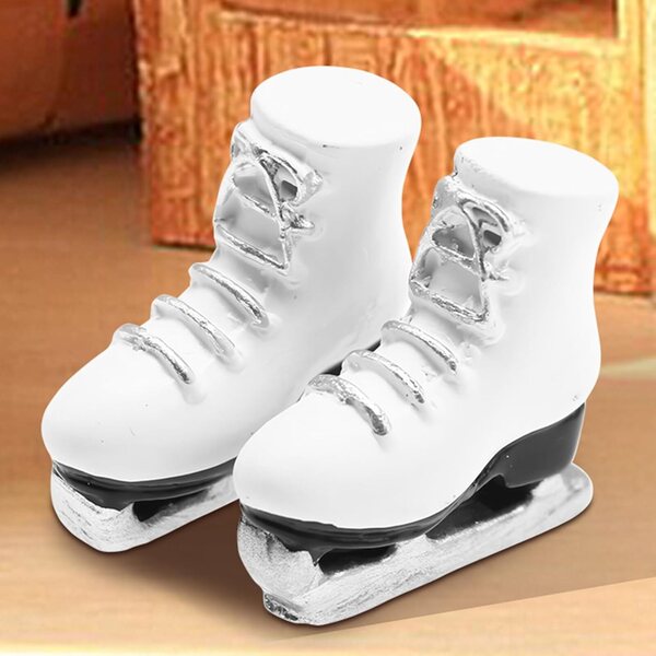 Weiße Miniatur-Rollschuhe 1:12 aus Kunstharz – realistisches Zubehör für Miniaturen