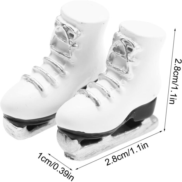 Weiße Miniatur-Rollschuhe 1:12 aus Kunstharz – realistisches Zubehör für Miniaturen