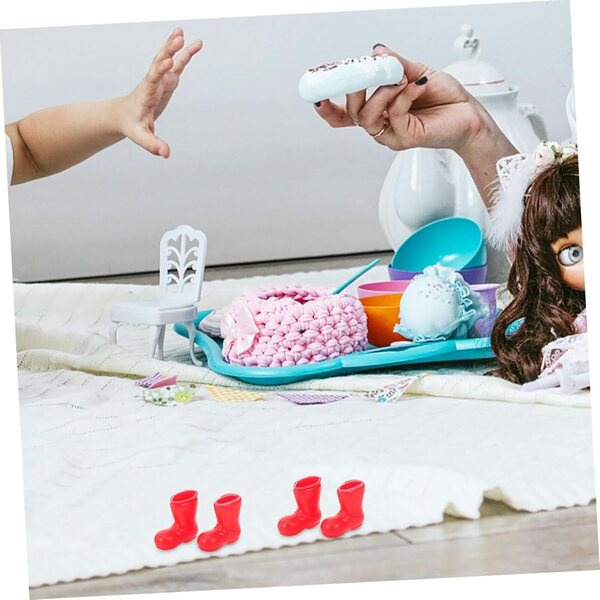 Amosfun 50 pezzi mini stivali rossi per bambole, accessori plastici sicuri e decorativi