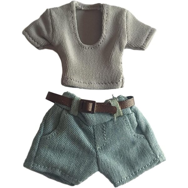 Outfit für eine weibliche Puppe im Maßstab 1:12 mit T-Shirt, Shorts und Stoffgürtel