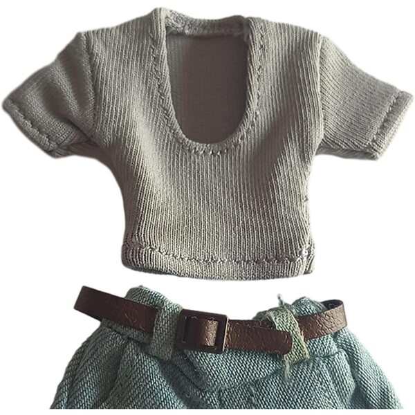 Outfit für eine weibliche Puppe im Maßstab 1:12 mit T-Shirt, Shorts und Stoffgürtel