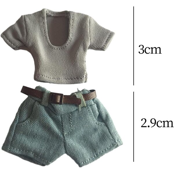 Outfit für eine weibliche Puppe im Maßstab 1:12 mit T-Shirt, Shorts und Stoffgürtel