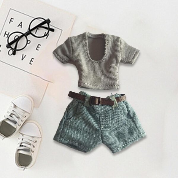 Outfit für eine weibliche Puppe im Maßstab 1:12 mit T-Shirt, Shorts und Stoffgürtel