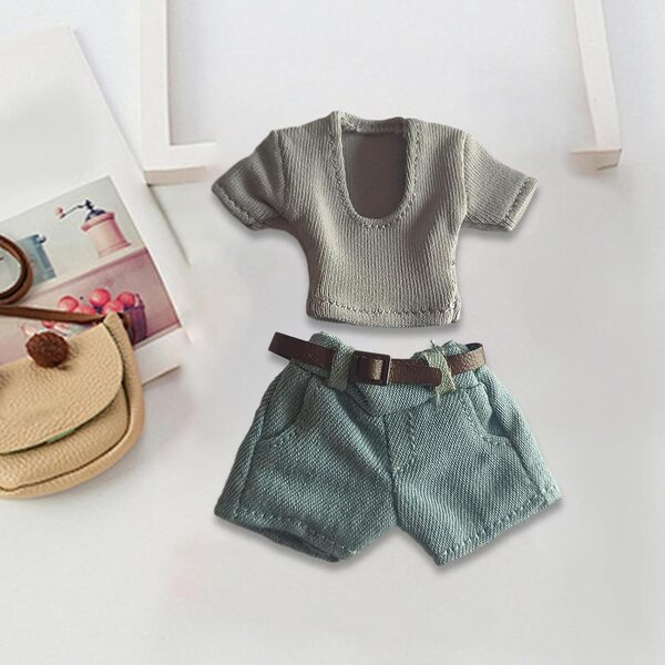 Outfit für eine weibliche Puppe im Maßstab 1:12 mit T-Shirt, Shorts und Stoffgürtel