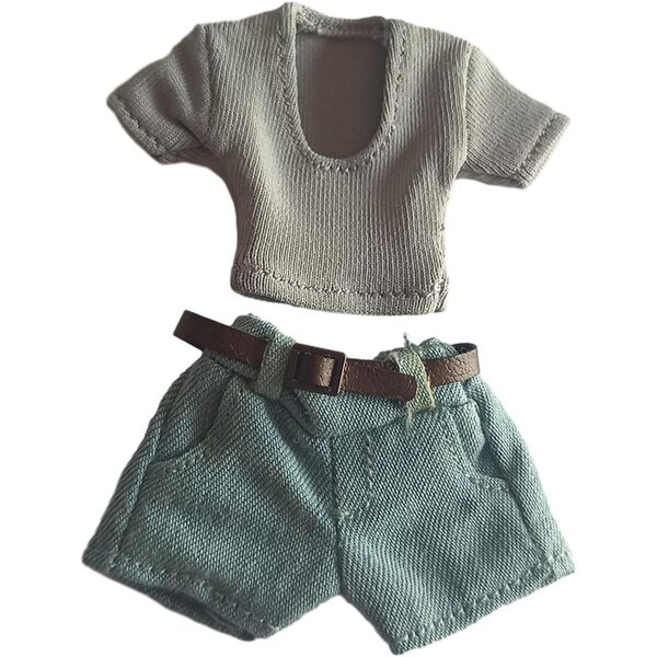 Outfit für eine weibliche Puppe im Maßstab 1:12 mit T-Shirt, Shorts und Stoffgürtel