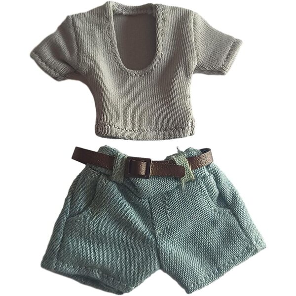 Outfit für eine weibliche Puppe im Maßstab 1:12 mit T-Shirt, Shorts und Stoffgürtel