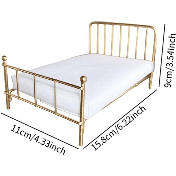1/12 Puppenhaus-Miniaturbett aus robustem Metall mit Golddekor