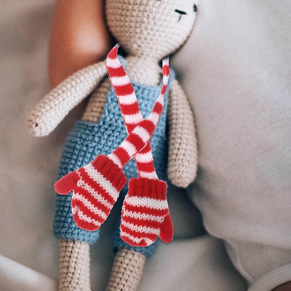 Miniatur-Winterkleidung für Puppen mit Mütze, Pullover, Handschuhen und Socken