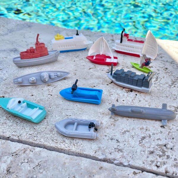 Miniature in Plastica In The Water TOOB - 12 Mini Navi Dettagliate Safari Ltd.