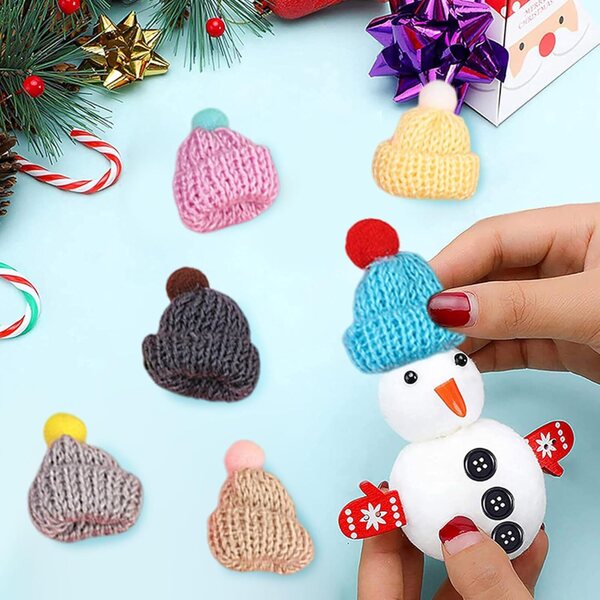 150 Stück weihnachtliche Mini-Strickmützen, bunte Wollaccessoires für die Basteldekoration