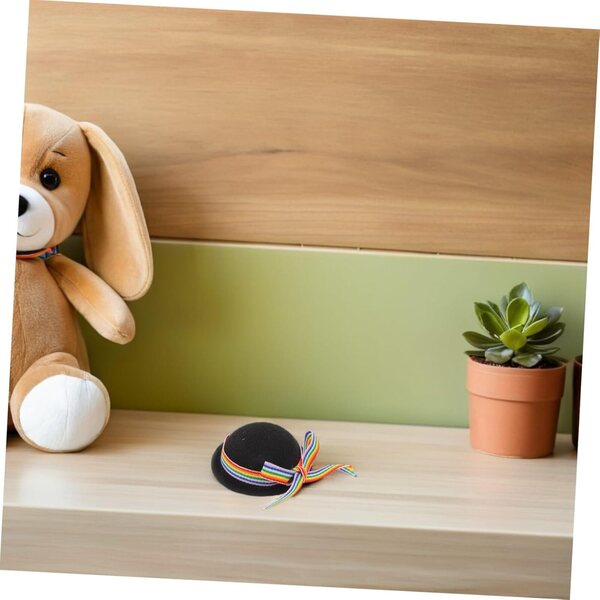 Formale Mini-Hüte für Puppen aus schwarzem Filz mit farbigem Band – Set mit 4 Stück