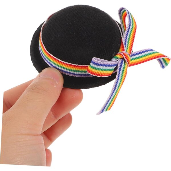 NUOBESTY 4 schwarze Mini-Hüte für Puppen mit farbigem Band – Party- und Puppenhaus-Zubehör