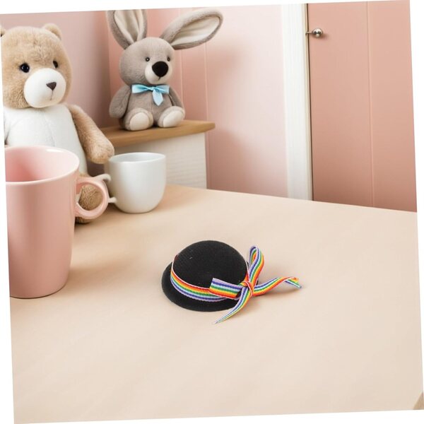 NUOBESTY 4 schwarze Mini-Hüte für Puppen mit farbigem Band – Party- und Puppenhaus-Zubehör