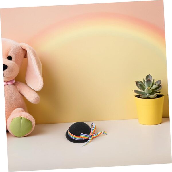 NUOBESTY 4 schwarze Mini-Hüte für Puppen mit farbigem Band – Party- und Puppenhaus-Zubehör