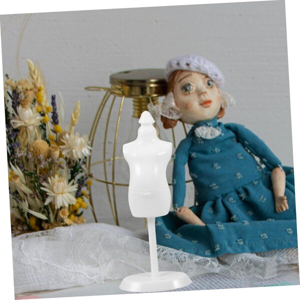 Set mit 4 robusten Mini-Schaufensterpuppen aus Kunststoff mit Puppenständer und Display