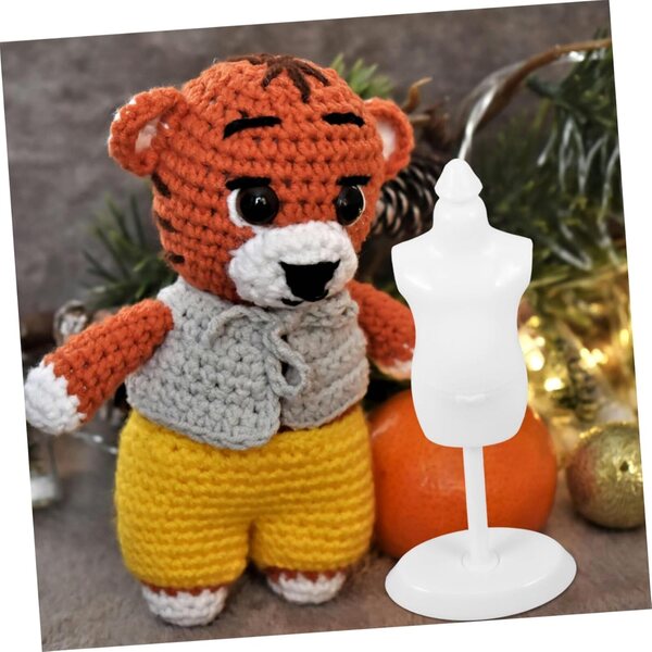 Set mit 4 robusten Mini-Schaufensterpuppen aus Kunststoff mit Puppenständer und Display