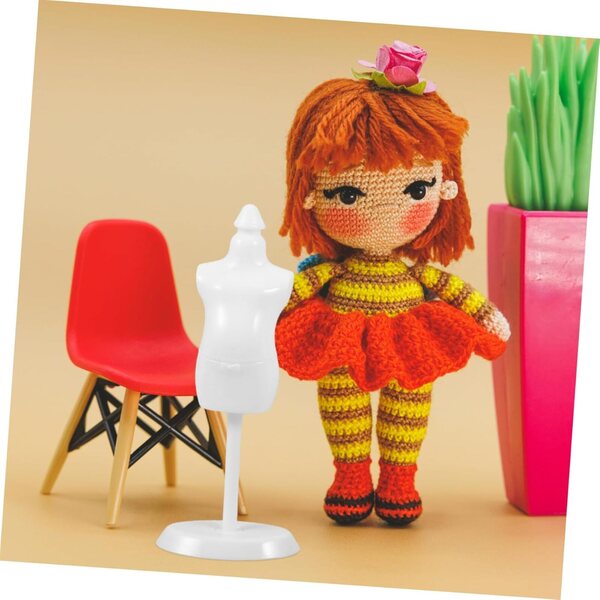 Set mit 4 robusten Mini-Schaufensterpuppen aus Kunststoff mit Puppenständer und Display