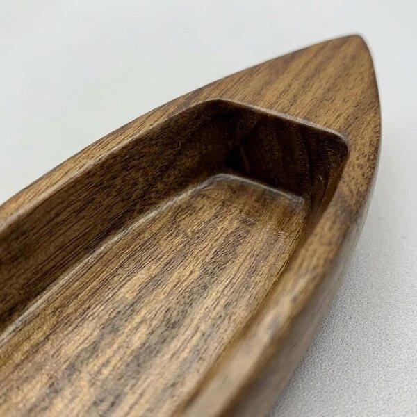 Mini modello di barca in legno XLWLLNJ, decorazione versatile e giocattolo educativo 15 cm
