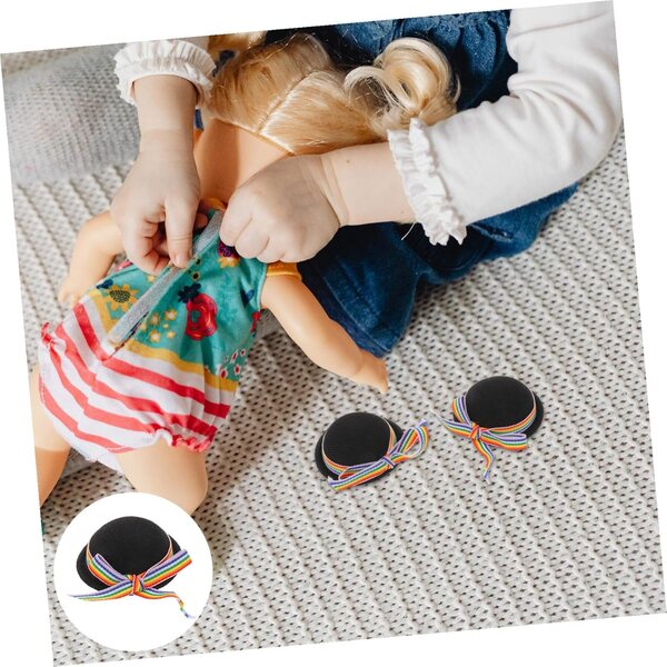 4 Mini Cappelli Neri per Bambole con Nastro Colorato – Accessori Artigianali Eleganti