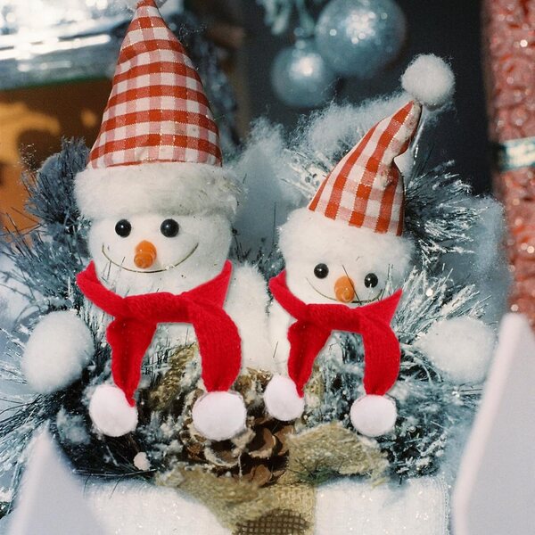 Set mit 40 Weihnachtsmützen und Schals für Minipuppen aus farbigem Strick