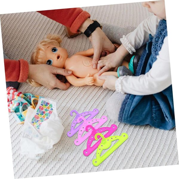 Hemobllo 16 pezzi Grucce Mini per Bambole in Plastica Colorate per Armadio