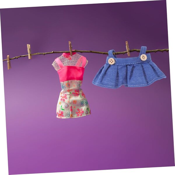 Set mit 4 Kleidungsstücken mit Latzhose und Rock für 17-cm-Puppen aus weichem und widerstandsfähigem Stoff